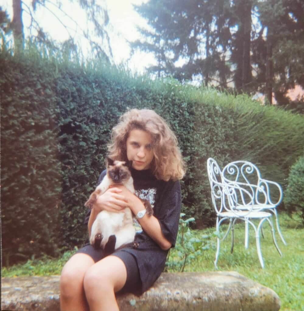Sandra Daulon adolescente avec son chat siamois Khéops