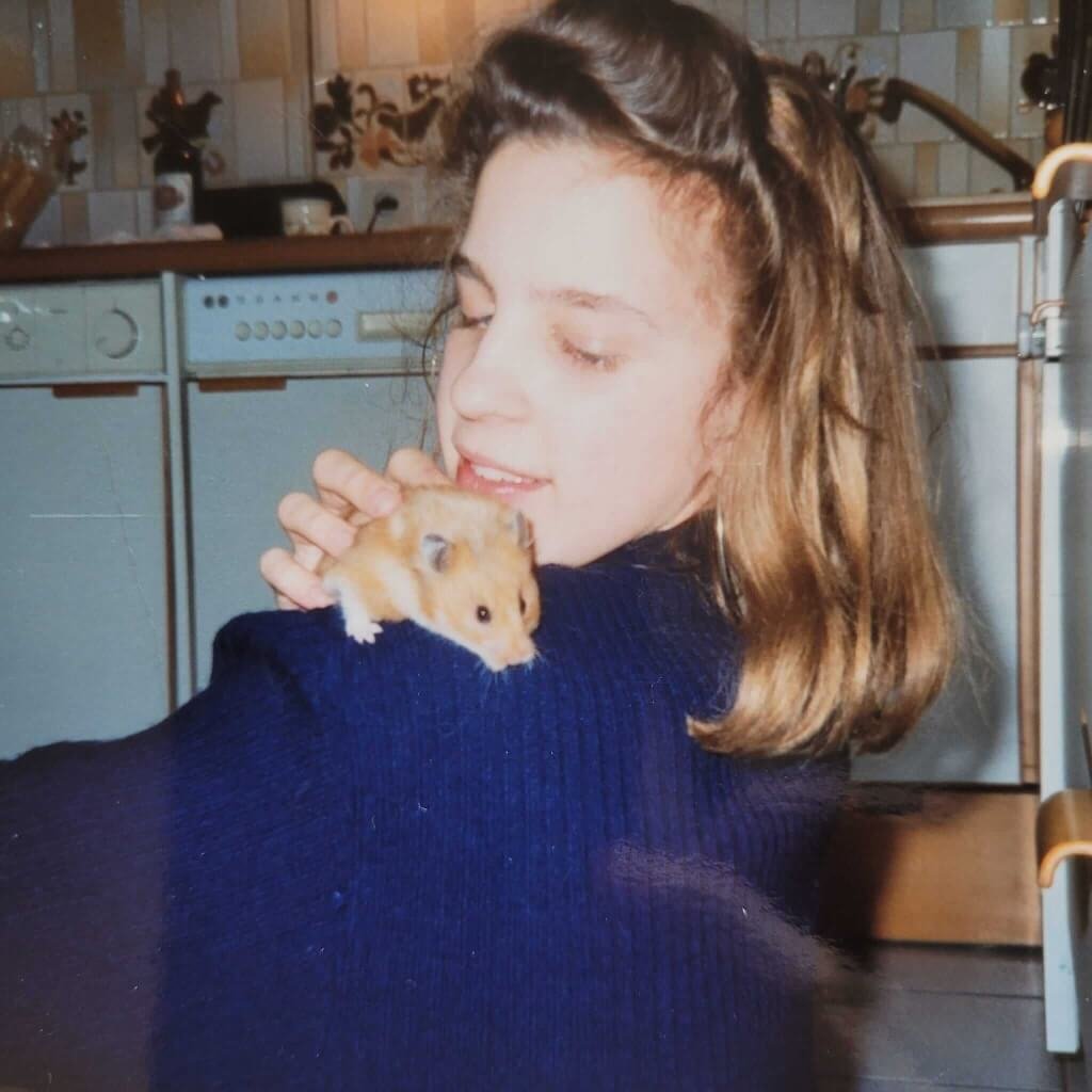 Sandra Daulon adolescente avec son hamster doré Bounty