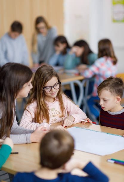 groupe d'écoliers heureux en atelier dans une classe